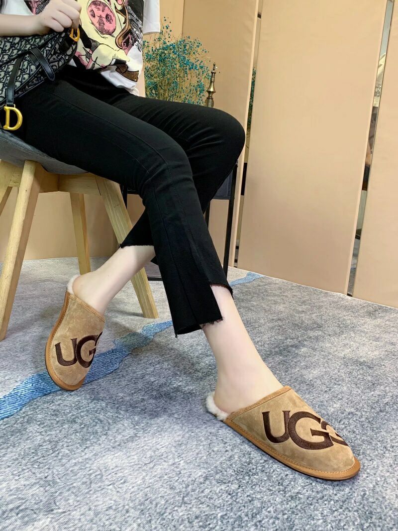 Chestnut Indoor Slippers with Large G Detail | Style 2593